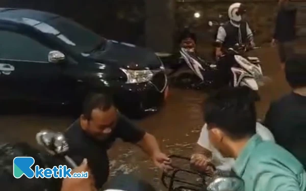Hujan Deras Tiga Jam, Parkiran Perpustakaan Nasional Bung Karno Terendam Banjir