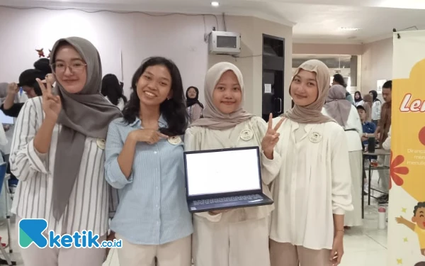 Thumbnail Berita - Gandeng Komunitas Wepose, 6 Mahasiswi Unesa Tingkatkan Literasi Anak-anak Pinggir Rel Surabaya