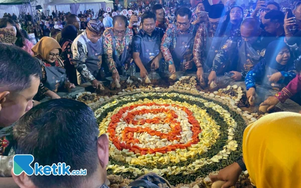 Thumbnail Berita - The Legend of THR, Festival Rujak Uleg 2025 Hidupkan Kenangan Surabaya Tempo Dulu