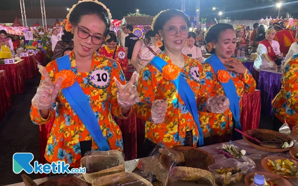 Thumbnail Peserta mengikuti tema Surabaya tempo dulu. (Foto: Shinta Miranda/Ketik.co.id)