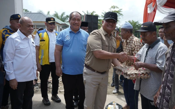 Bupati dan Wakil Bupati Asahan Serahkan Bantuan Tanggul Jebol Desa Sei Dua Hulu