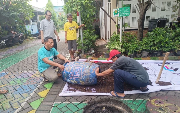 Thumbnail Berita - Panen Kompos dari Sumur Resapan, Inovasi Hijau dari Kampung Edukasi Sampah Sidoarjo Menginspirasi Nusantara