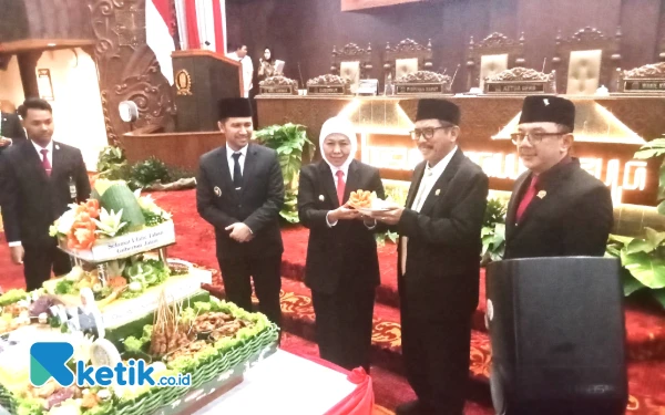 Tumpeng Selamat Ultah Sambut Gubernur Khofifah Usai Rapat Paripurna DPRD Jawa Timur