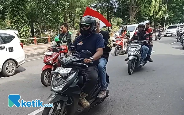 Thumbnail Berita - Ribuan Ojol Geruduk Surabaya, Tolak Kenaikan Pajak Aplikasi dan Desak Pemerintah Bertindak