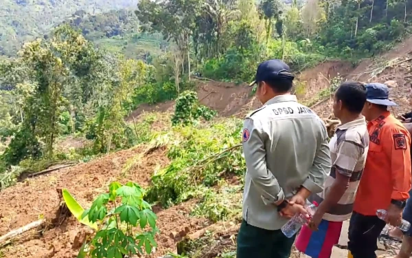 Thumbnail Berita - BNPB: Bocah Korban Banjir Trenggalek Ditemukan Tewas, 6 Warga Tertimbun Longsor Masih Hilang