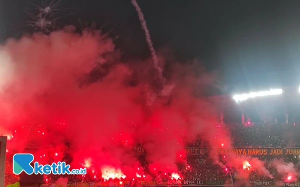 Thumbnail Berita - Pertandingan Persebaya vs Bali United Sempat Terhenti Akibat Flare