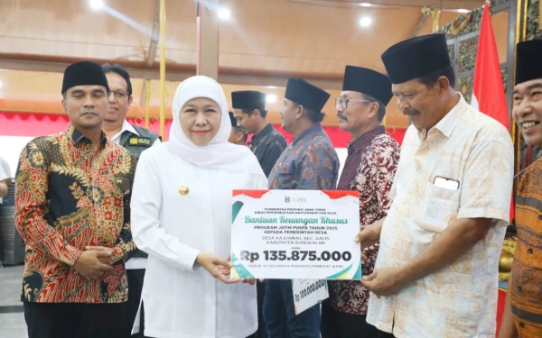 Thumbnail Khofifah Salurkan Rp7,62 Miliar untuk Warga Bangkalan, Upaya Tekan Kemiskinan