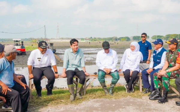 Thumbnail Berita - Dampingi Wapres Gibran, Gubernur Khofifah Tunjukkan Produktivitas Padi Ngawi