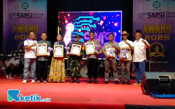 Mohamad Hardita Magdi Terima Penghargaan SMSI Blitar Raya Award 2025, Dukung Media Sebagai Mitra Pembangunan