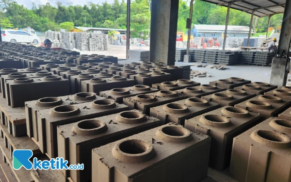 Foto Bata Interlock tertata dengan rapi di pabrik produksi PT SMI, Gresik. (Foto: Naufal Ardiansyah/Ketik.co.id)