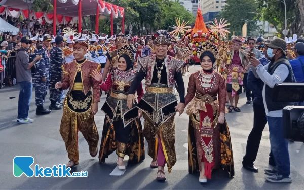 Thumbnail Berita - Parade Surabaya Vaganza 2025, Keluarga Wali Kota Eri Cahyadi Tampilkan Busana Kerajaan Sawunggaling