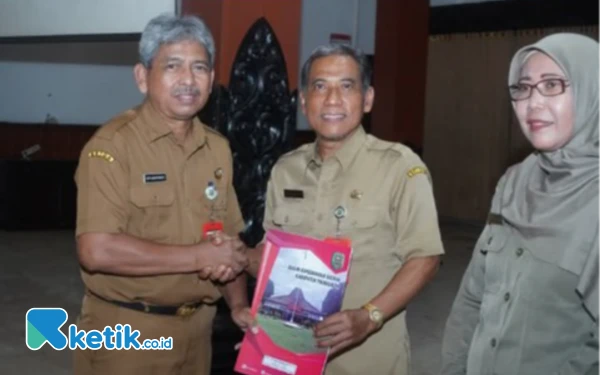 Pemkab Trenggalek Serahkan 104 SK Purna Tugas PNS