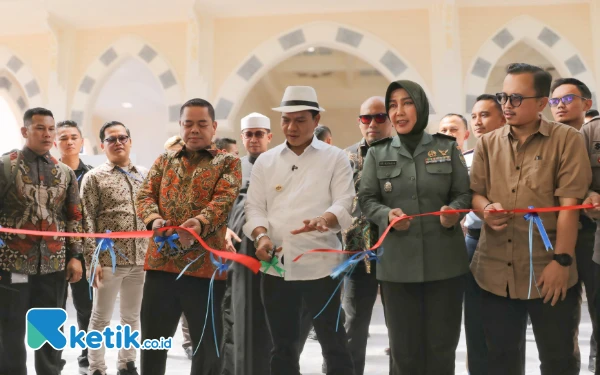 Thumbnail Berita - Ada Ikon Replika Masjid Nabawi, Bupati Bandung Resmikan Pasar Sehat Banjaran