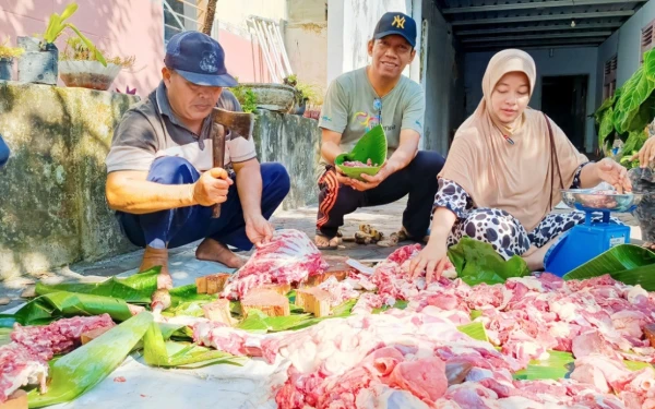 Thumbnail Berita - Lagi Lumajang Ajak Masyarakat Tidak Bungkus Daging Kurban dengan Kantong Plastik