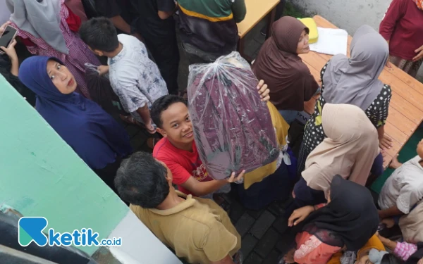 Sambut Tahun Ajaran Baru, Ratusan Anak di Desa Kepatihan Jombang Terima Tas dan Peralatan Sekolah