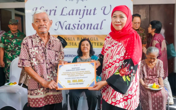 Thumbnail Berita - Peringati HLUN 2025 Gubernur Khofifah Sapa Lansia, Potong Tumpeng dan Serukan Kepedulian