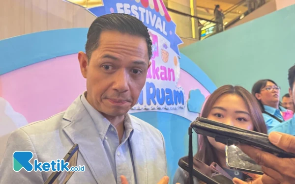 Dude Herlino Berikan Tips Cara Pilih Popok Bayi Anti Iritasi