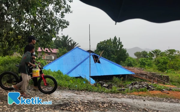 Thumbnail Berita - Angin Kencang Robohkan 1 Rumah Milik Warga Desa Baru Halmahera Selatan