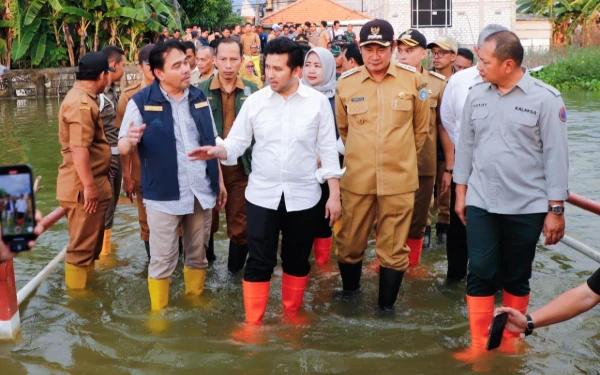 Thumbnail Berita - Gercep Tangani Banjir Lamongan, Plt. Gubernur Emil Pastikan Bantuan Pengurukan dan Logistik