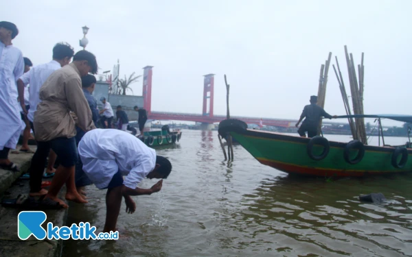 Thumbnail Dengan menggunakan perahu, masyarakat kota Palembang menyebrang sungai Musi untuk shalat Idul Adha. Masyarakat juga memanfaatkan aliran sungai untuk nma ngambil wudhu sebelum melaksanakan shalat Idul Adhadi Masjid Agung Palembang, Jumat, 6 Juni 2025. Jembatan Ampera yang menjadi maskot masyarakat kota Palembang ditutup sementara saat shalat Idul Adha. Wahyu Rahamanto/ketik.co.id