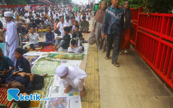 Thumbnail Masyarakat Palembang mamadati jembatan Ampera untuk menunaikan ibadah shalat Idul Adha 1446 H, Jumat 6 Juni 2025. Jembatan Ampera yang menjadi maskot kebanggan masyarakat Palembang ini ditutup sementara saat masyarakat melakukan shalat Idul Adha 1446 H. Wahyu Rahamanto/Ketik.co.id