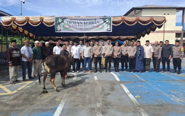 Thumbnail Berita - Rayakan Iduladha, Polres Bitung Bagikan Daging Kurban ke Warga