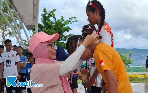 Thumbnail Ketua GOW Halsel Mardiana Helmi mengalungi medali ke juara lomba lari 5 kilo meter serta menyerahkan bonus hadiah Minggu 8 Juni 2025 (Foto: Mursal/Ketik.co.id)