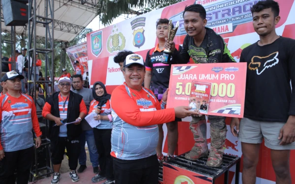 Thumbnail Berita - Bupati Asahan Turut Menyerahkan Pialah Kejurnas Grasstrack 2025 Kepada Sang Juara