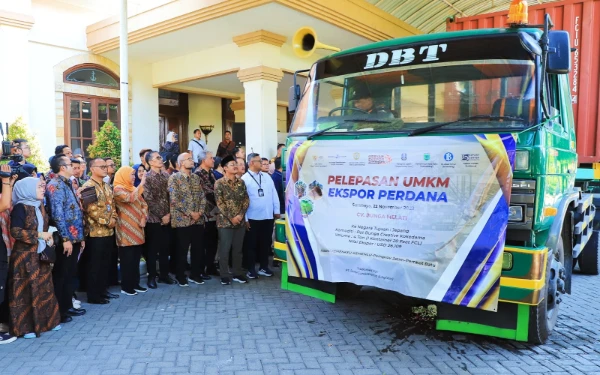 Thumbnail Berita - Ekspor Jatim Januari-April 2025 Tembus USD 8,31 Miliar, Gubernur Khofifah Optimistis Industri Lokal Tumbuh