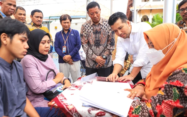 Thumbnail Berita - Sidak Pelaksanaan SPMB SMA/SMK di Surabaya, Plt Gubernur Jatim Komitmen Tingkatkan Pelayanan Terbaik