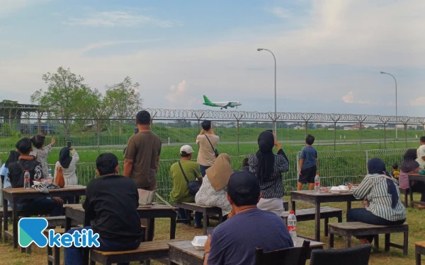 Thumbnail Kafe di Sidoarjo Ini Tawarkan Pemandangan Lalu Lalang Pesawat