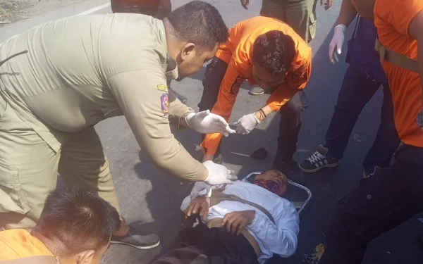 Thumbnail Tabrak Truk Trailer di Perak Barat Surabaya, Dua Lansia Alami Luka Serius