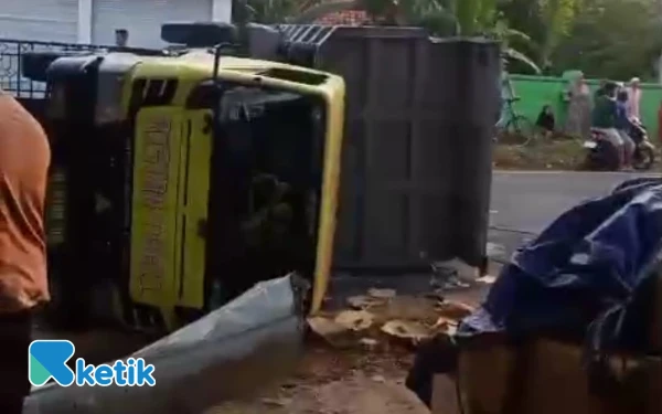 Thumbnail Dump Truk yang Terlibat Kecelakaan di Ketapang Sampang Diduga Hendak Antarkan Rokok Ilegal ke Banyuates