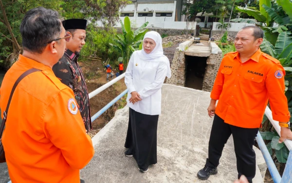 Thumbnail Berita - Khofifah Gercep! Jembatan Santri Genggong Ambruk Langsung Dibangun, Agustus Tuntas
