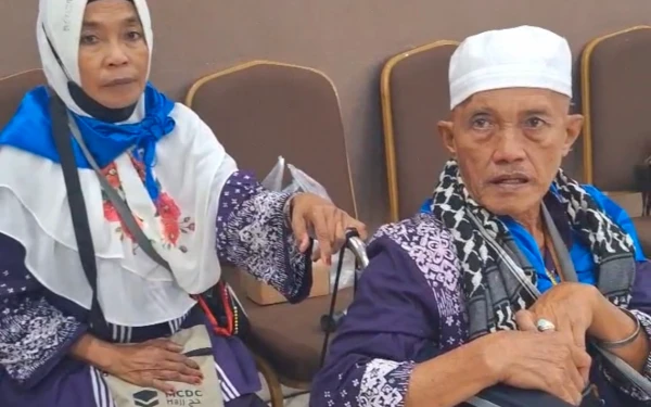 Sisihkan Uang Hasil Jual Gorengan, Nurul Tak Sangka Mimpi Berhaji Bersama Suami Terwujud
