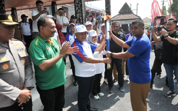 Thumbnail Berita - Kirab Obor Api Porprov Jatim IX 2025 Masuk Kabupaten Malang, Disambut Ribuan Warga