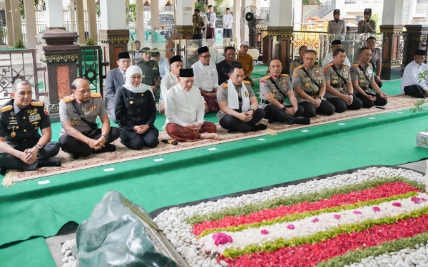 Thumbnail Berita - Gubernur Khofifah Dampingi Kapolri Ziarah Makam Gus Dur di Jombang, Jelang Hari Bhayangkara