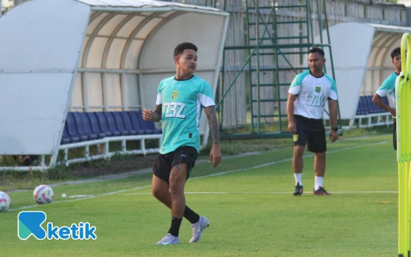 Thumbnail Berita - Gabung Persebaya, Gali Freitas Kagum Lihat Fasilitas dan Dukungan Bonek