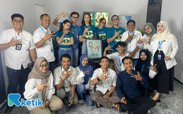 Thumbnail Berita - Keseruan Para Pemain Film Jodoh 3 Bujang di Kantor Ketik Surabaya