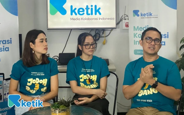 Thumbnail (Kanan) Sutradara Film Jodoh 3 Bujang Arfan Sabran saat mengungkap kisah menarik di film garapannya ini. (Foto: Shinta Miranda/Ketik.co.id)