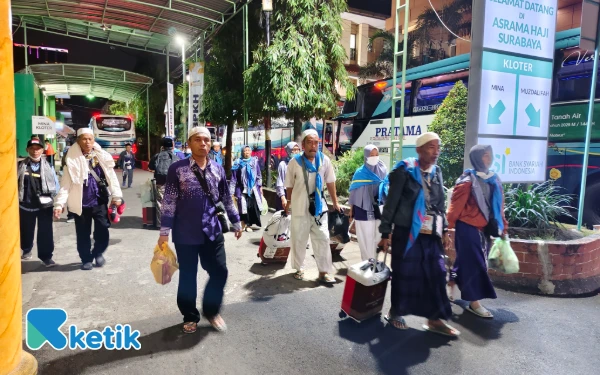 Thumbnail Berita - Sempat Tertunda, Kloter 43 Debarkasi Surabaya Tiba dengan Selamat di Asrama Haji