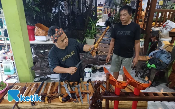 Thumbnail Berita - Makna Membersihkan Pusaka di Malam Satu Suro Menurut Mpu Slamet