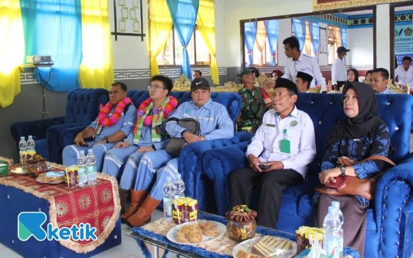Thumbnail Perwakilan Kementrian Agama Halmahera Selatan Husain Jafar, S.Ag, M.Pd, (Kemeja putih) yang juga menjadi salah satu instruktur dalam pelatihan Seni 23 Juni 2025 (Foto: Mursal/Ketik.co.id)