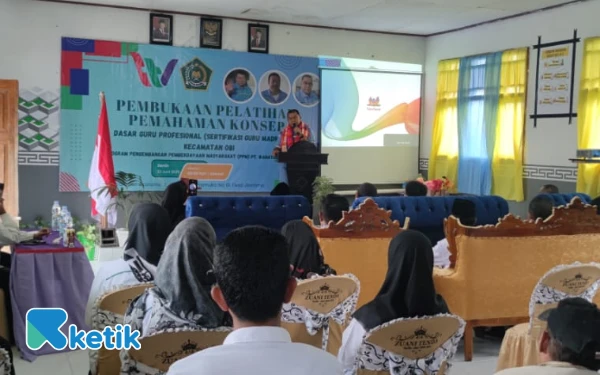 Thumbnail Deputy GM Legal & PR PT. Wanatiara Persada, Darmanusa Alting saat sambutan Senin 23 Juni 2025 (Foto: Mursal/Ketik.co.id)