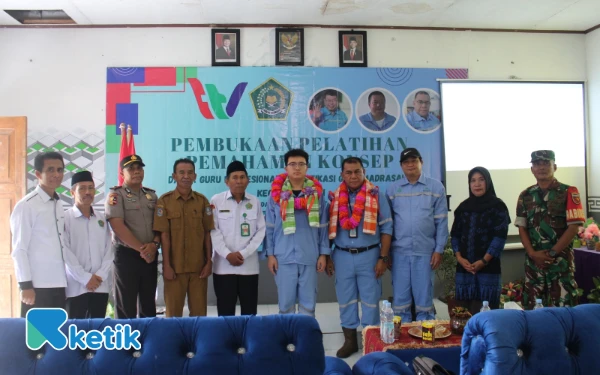 Thumbnail Foto bersama usai acara pembukaan pelatihan pemahaman konsep dasar guru profesional Senin, 23 Juni 2025 (Foto : Mursal/Ketik.co.id)