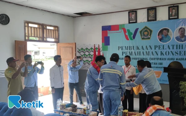 Thumbnail Serah terima dokumen pihak PT Wanatiara Persada dan pihak Sekolah MTs Arrahman Jikotamo Senin 23 Juni 2025 (Foto: Mursal/Ketik.co.id)