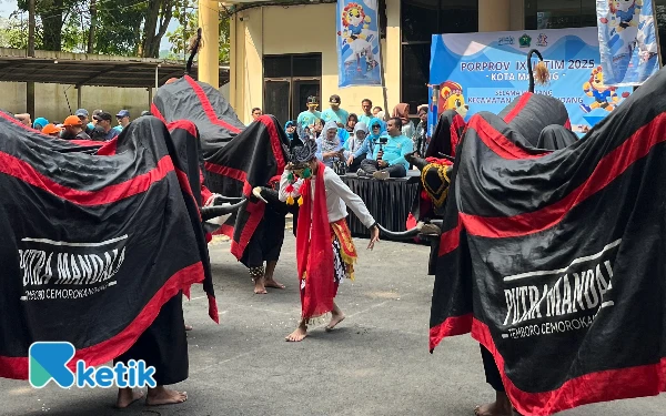 Thumbnail Berita - Sambut Kirab Api Porprov IX Jatim 2025, Bantengan Putra Mandala Tampil Sangar di Kantor Kecamatan Kedungkandang