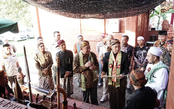 Thumbnail Berita - Ritual Sakral Sambut Tahun Baru Islam, Warga Jurangsapi Lestarikan Tradisi Penjamasan Pusaka