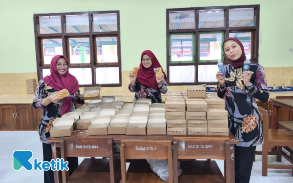 Thumbnail Berita - (KETIKERS) Banjir Orderan! SMAN 1 Karangan Kabupaten Trenggalek Terima 700 Pesanan di Acara Pembagian Rapor