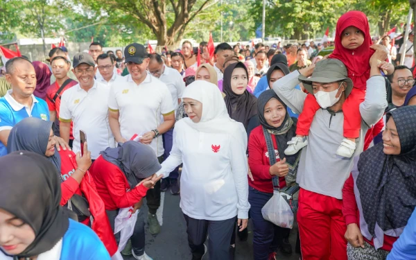 Thumbnail Berita - Gubernur Khofifah Jalan Sehat Bersama 40.000 Warga, Bagikan 12 Paket Umrah Gratis